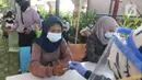 Pedagang melakukan tes usap antigen di pusat perbelanjaan kawasan Cikarang, Kabupaten Bekasi, Jawa Barat, Kamis (27/05/2021). Pasca libur lebaran, Forkopimda Kabupaten Bekasi melakukan swab tes antigen kepada sekitar 202 pedagang guna mencegah penyebaran COVID-19. (Liputan6.com/Herman Zakharia)