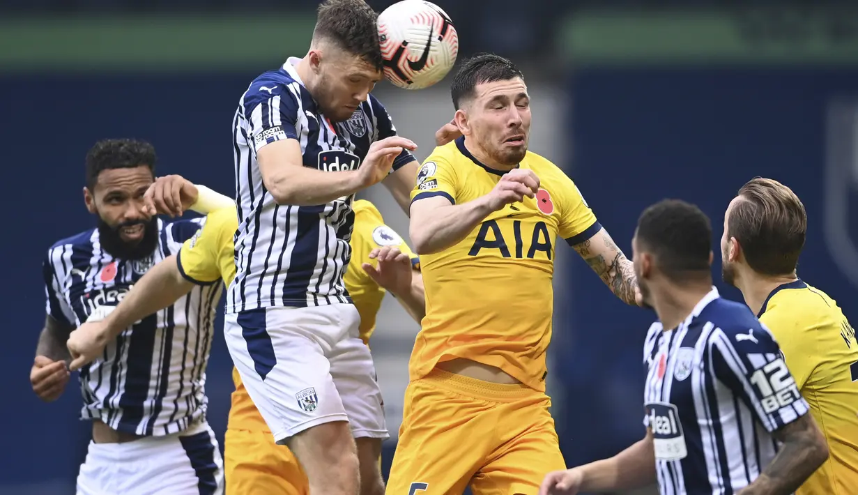 Bek West Bromwich Albion, Dara O'Shea menyundul bola melewati gelandang Tottenham Hotspur, Pierre-Emile Hojbjerg pada pekan kedelapan Liga Inggris di Stadion The Hawthorne, Minggu (8/11/2020). Tottenham berhasil mengalahkan  WBA 1-0 lewat gol yang dibuat Harry Kane. (Laurence Griffiths/Pool via AP)