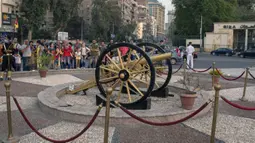 Warga berkumpul dekat meriam iftar di Giza, Mesir, Sabtu (16/5/2020). Meriam iftar ditembakkan setiap hari selama bulan suci Ramadan untuk menandakan waktu berbuka puasa (iftar) bagi umat muslim saat matahari terbenam. (Xinhua/Ahmed Gomaa)