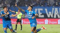 Selebrasi pemain Persib Bandung, Ciro Alves (kanan) bersama Stefano Beltrame setelah mencetak gol pertama timnya ke gawang Bali United pada laga leg kedua semifinal Championship Series BRI Liga 1 2023/2024 di Stadion Si Jalak Harupat, Soreang, Kabupaten Bandung, Sabtu (18/5/2024). (Bola.com/Abdul Aziz)
