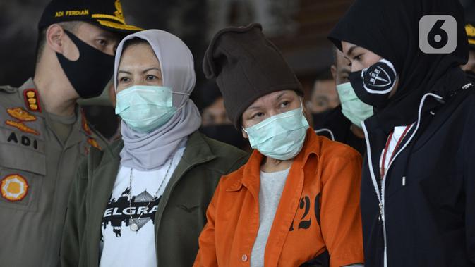Maria Pauline Lumowa (berbaju tahanan) yang diekstradisi dari Serbia tiba di Bandara Soekarno-Hatta, Tangerang, Banten, Kamis (9/7/2020). Maria Pauline Lumowa merupakan pembobol kas BNI Cabang Kebayoran Baru senilai Rp 1,2 triliun pada Oktober 2002 - Juli 2003. (merdeka.com/Dwi Narwoko)