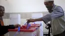Beberapa kotak plastik disiapkan untuk menaruh kertas suara yang sudah digunakan warga Libya pada Pemilu Parlemen, Benghazi, (25/6/2014). (REUTERS/Esam Omran Al-Fetori)