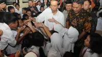 Kehadiran Jokowi disambut hangat oleh seluruh para siswa dan guru (Liputan6.com/Herman Zakharia).