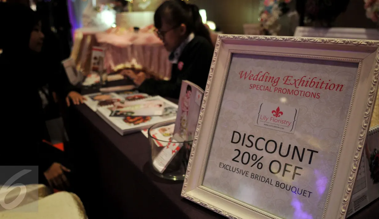 Pengunjung mengunjungi salah satu Stand Pameran "Wedding Open House" di Hotel Grand Mercure, Jakarta, Sabtu (20/2/2016). Pameran serta Fashion Show Wedding Open House ini di gelar dari tanggal 20 - 21 Februari .(Liputan6.com/Johan Tallo)