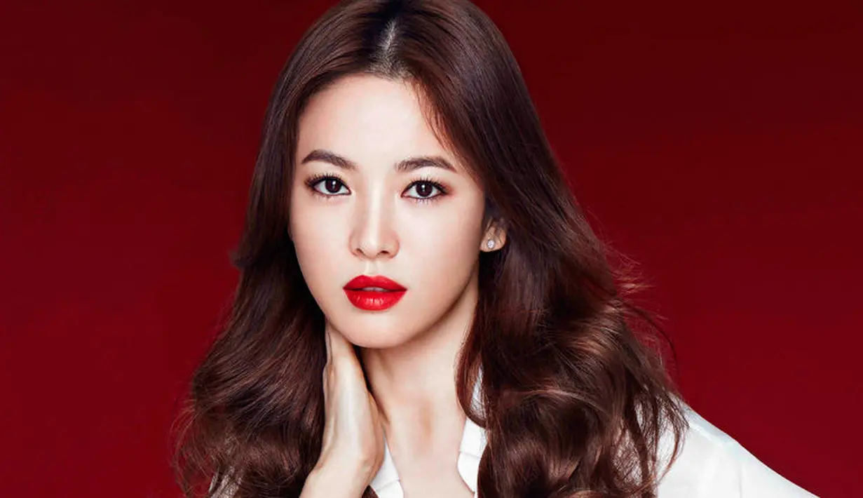Seperti model profesional, Song Hye Kyo terlihat cantik saat berjalan di atas ted carpet. (foto: allthe2048.com)