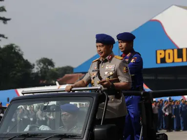Kapolri Jenderal Pol Tito Karnavian memeriksa pasukan dalam upacara peringatan HUT ke-67 Polisi Air dan Udara (Polairud) di Lapangan Udara Pondok Cabe, Tangerang Selatan, Selasa (25/12). Tito juga menjadi inspektur upacara. (Liputan6.com/Faizal Fanani)