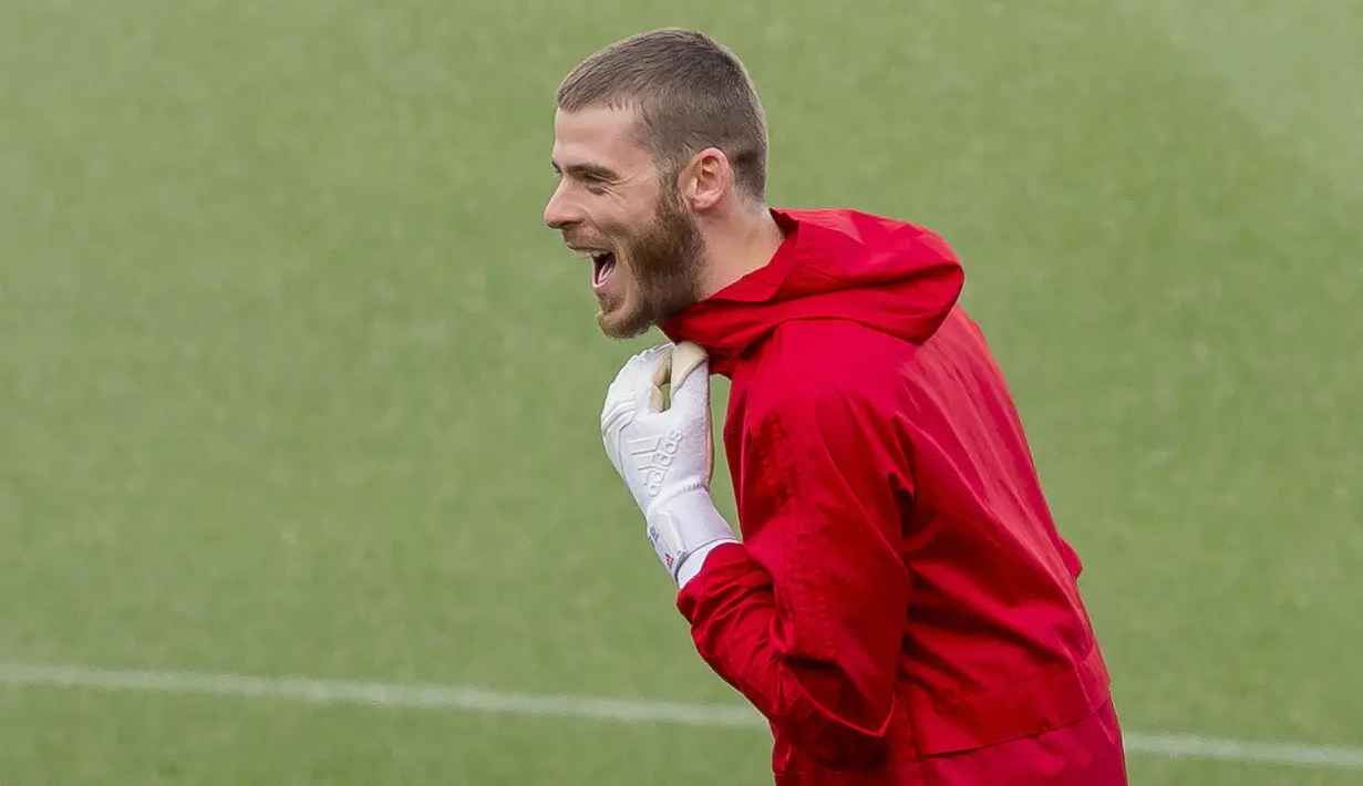 Kiper Manchester United, David de Gea, saat latihan jelang laga Liga Champions di Barcelona, Senin (16/4). Barcelona akan berhadapan dengan Manchester United. (AP/Joan Monfort)