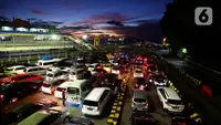 Anteran kendaraan saat menanti waktu naik kapal penyeberangan di Pelabuhan Merak, Cilegon, Banten, Sabtu (6/4/2024). (Liputan6.com/Angga Yuniar)