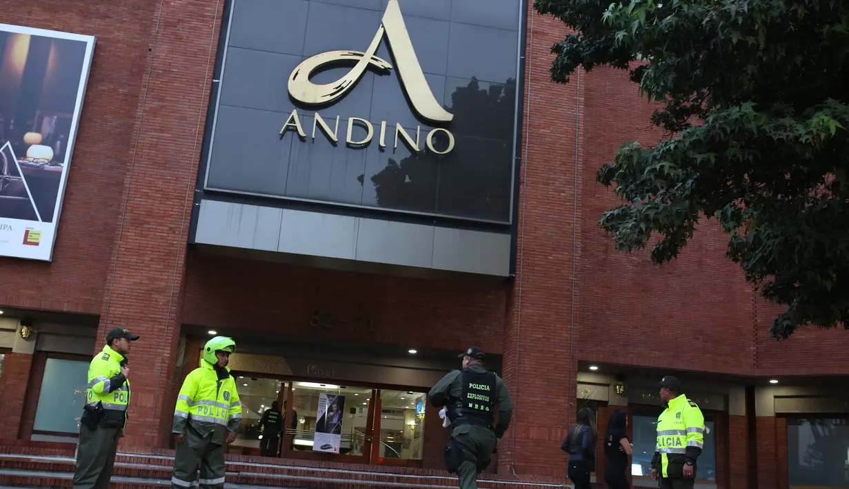 Seorang anggota regu penjinak bom bergegas setelah ledakan terjadi di sebuah toilet pusat perbelanjaan elit, Andino, di ibu kota Kolombia, Bogota, Sabtu (17/6). Akibatnya, seorang perempuan tewas dan 11 orang lainnya terluka. (AP Photo/Ricardo Mazalan)