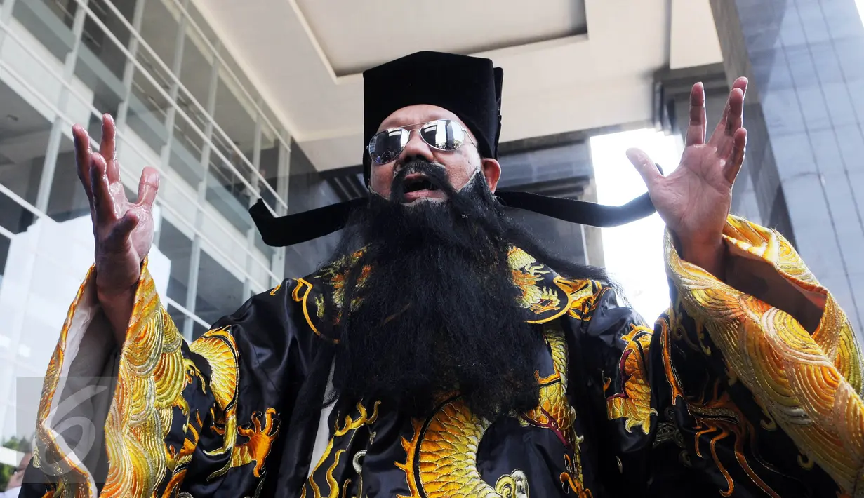 Seorang pria berpakaian khas budaya China ala Hakim Bao melakukan ritual saat sidang lanjutan kasus Jessica di PN Jakarta Pusat, Rabu (10/8).Pria tersebut juga pernah hadir dalam sidang kasus korupsi pada 2013 di Tipikor. (Liputan6.com/Helmi Afandi) 
