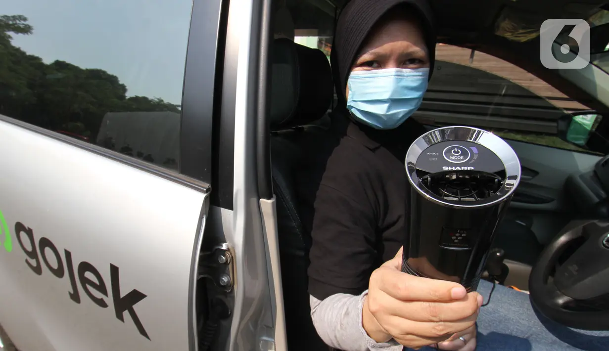 Mitra Driver GoCar menunjukkan pembersih udara atau air purifier di Jakarta, Rabu (21/04/2021). Gojek telah melengkapi 8000 unit air purifier Sharp terbanyak pada GoCar di Jabodetabek untuk menjaga kualitas udara pada kendaraan dan kenyamanan penumpang. (Liputan6.com/HO/Ading)