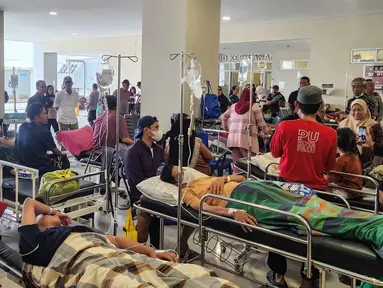 Pasien dan anggota keluarganya dievakuasi dari bangsal Rumah Sakit Umum Anutapura menyusul gempa bumi di Palu, Sulawesi Tengah, Selasa 16 Juni 2026. (Josua Marunduh/AFP)
