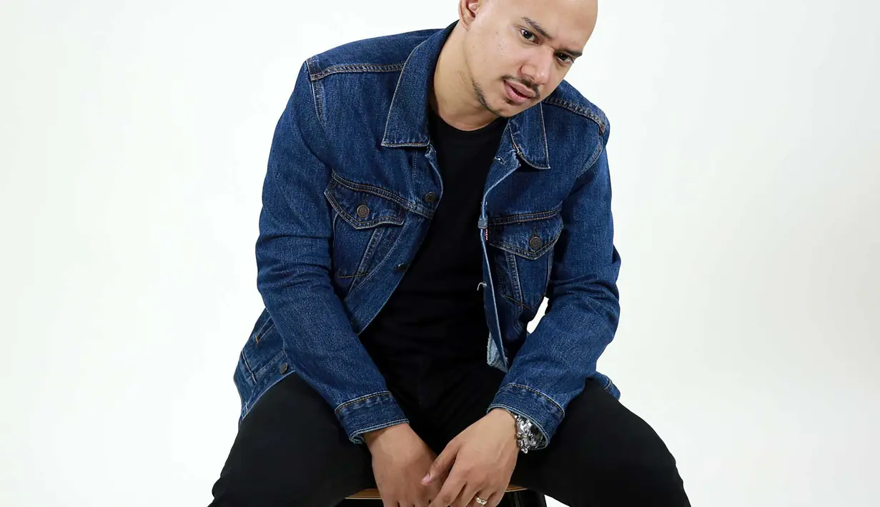 Dikejutkan di sela-sela pembuatan video clip, Husein berharap pembuatan video clip yang berjudul 'Biar Cinta Bicara' ini cepat selesai. (Bintang/Deki Prayoga)