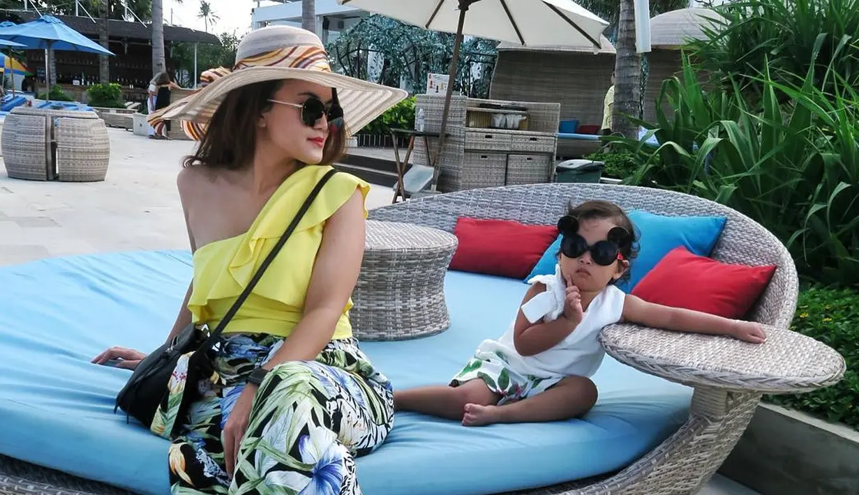 “So.. sambil mulai S2 memutuskan untuk jadi “mompreneur” dimana bisa Bisnis yang bisa tetep urus anak dan Suami,” tulis Tania. (Instagram/taniaputri1707)