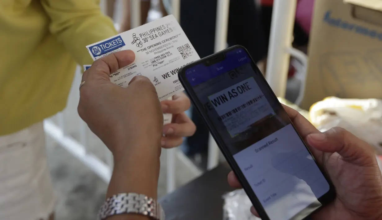 Suasana scanning tiket jelang upacara pembukaan SEA Games 2019 di Philipine Arena Bulacan, Manila, Sabtu (30/11). Pesta olahraga se-Asia Tenggara ini akan berlangsung hingga 11 Desember. (Bola.com/M Iqbal Ichsan)