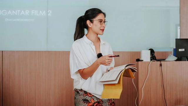 Sebut Enggak Pelit Nilai, Ini 7 Potret Dian Sastro Jadi Dosen di Vokasi UI