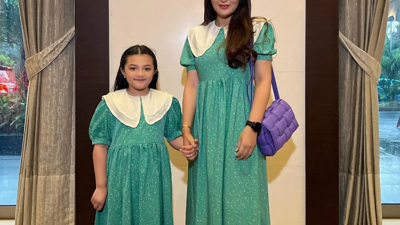 Potret Ashanty dan Arsy Pakai Baju Kembar, Ibu dan Anak Selalu Kompak