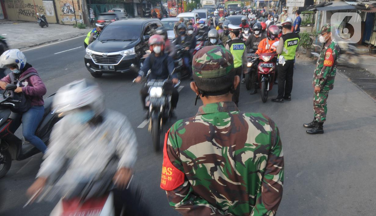Aparat Gabungan POLRI-TNI memeriksa kelengkapan Surat Tanda Registrasi Pekerja  (STRP) bagi pengendara bermotor pada pos  perpanjangan Pemberlakuan Pembatasan Kegiatan Masyarakat (PPKM) Jalan Raya Ir.H.Djuanda, depan Sandratex, Tangerang Selatan, Kamis (15/07/2021). (merdeka.com/Arie Basuki)