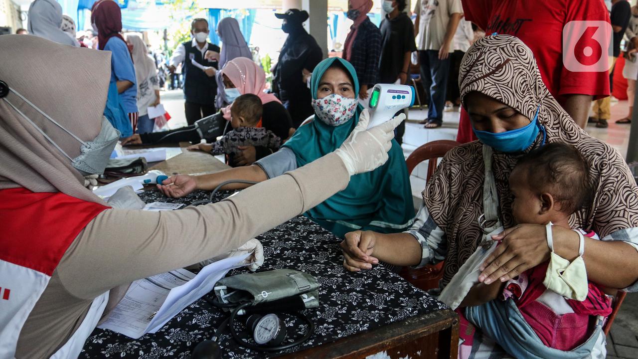 Antrean Warga Depok Terima Vaksin Pfizer Dosis Pertama