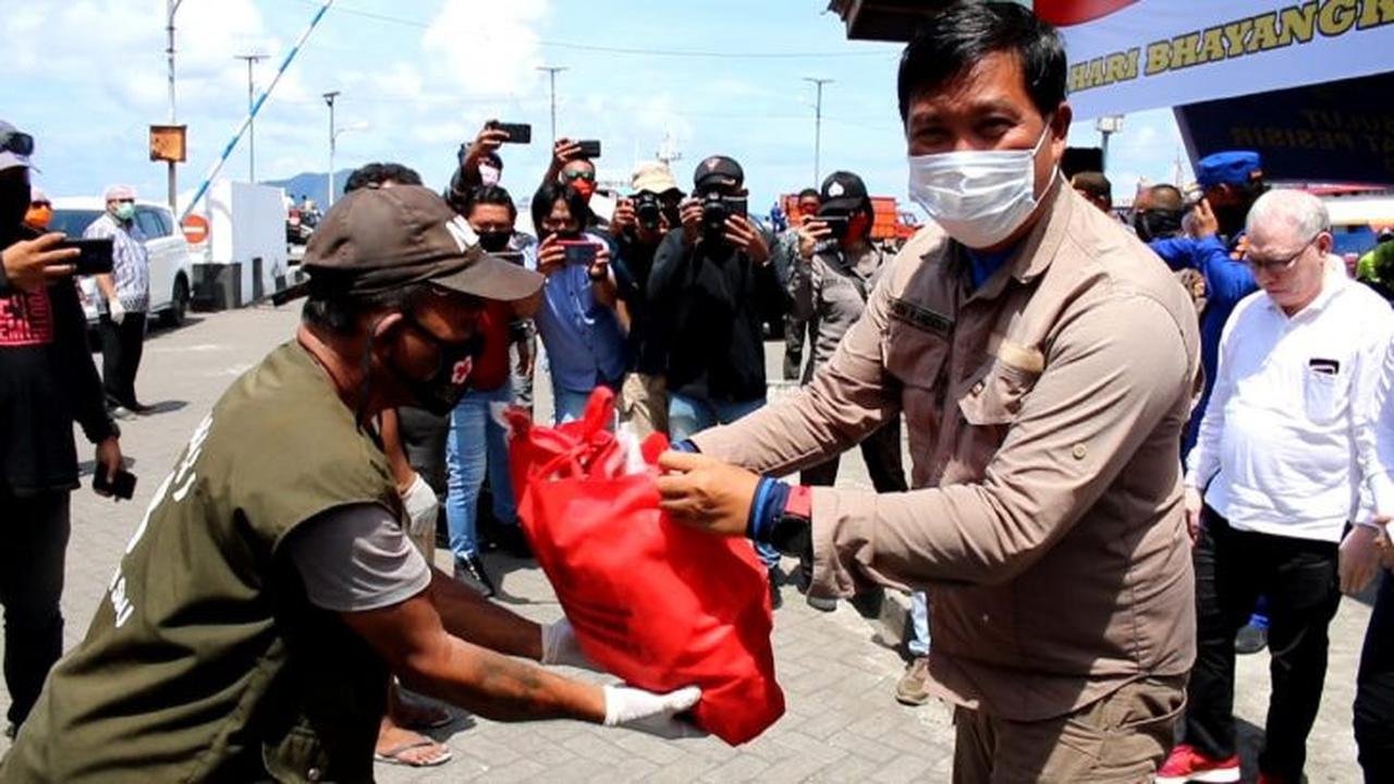 Wagub Sulut Steven Kandouw saat menyerahkan bantuan sembako untuk warga di Kabupaten Sitaro.