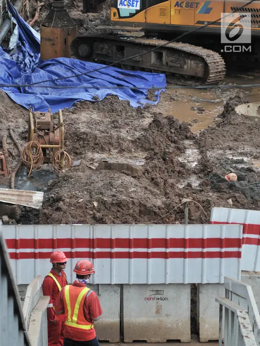 Pekerja dari Adhi Karya berada di sekitar lokasi kebocoran pipa gas bumi di depan Kantor BNN, Cawang, Jakarta, Selasa (13/3). Pascabocornya pipa gas bumi, aktivitas proyek LRT sementara dihentikan sementara. (Merdeka.com/Iqbal S. Nugroho)