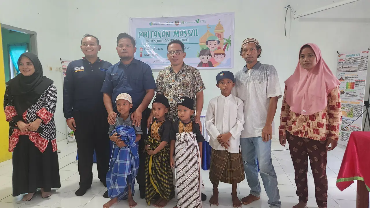 Perwakilan Dompet Dhuafa Maluku, RSUP Leimena bersama perangkat Desa Tanah Rata, saat menggelar sunatan massal di Desa Tanah rata, Banda, Maluku Tengah. (Liputan6.com/Dicky Agung Prihanto)