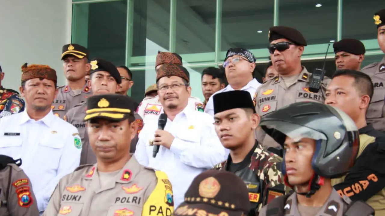 Penjabat (Pj) Bupati Pasuruan Andriyanto meminta maaf saat didemo Banser soal wajah Gus Irsyad yang disamarkan di gelas kopi Kapiten. (Foto: pasuruankab.go.id)