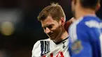 Bek Tottenham, Jan Vertonghen terlihat sedih usai timnya bermain imbang dengan Chelsea pada liga Inggris di Stamford Bridge, London, (3/5). Tottenham gagal meraih juara liga Inggris karena tertinggal 7 poin dari Leicester City. (Reuters/John Sibley)