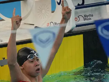 Perenang Indonesia, Jason Donovan Yusuf, merayakan kemenangannya di final 100 meter gaya punggung putra di SEA Games ke-33 di Bangkok, Thailand, Rabu 10 Desember 2025. Cabang olahraga renang sukses menyabet emas pada hari pertama SEA Games 2025, Rabu (10/11/2025). (AP Photo/Achmad Ibrahim)