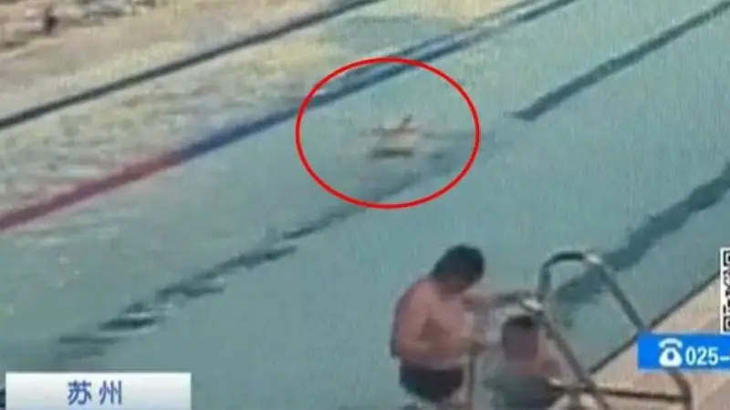 Tertangkap Kamera CCTV, Pria Tua Berenang Sambil BAB di Kolam