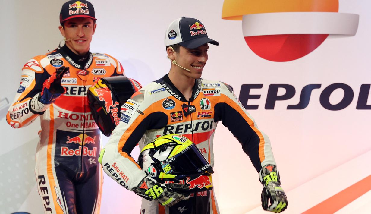 Pebalap Repsol Honda, Joan Mir (kanan) dan Marc Marquez berjalan memasuki pangggung saat peluncuran motor baru untuk MotoGP musim 2023 di Madrid, 22 Februari 2023. (AFP/Pierre-Philippe Marcou)