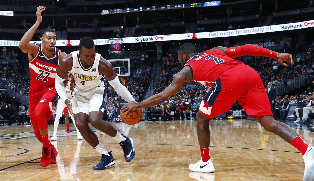 Pebasket Washington Wizards, John Wall, menahan laju pebasket Denver Nuggets, Paul Millsap, pada laga NBA di Pepsi Center, Denver, Selasa (23/10/2017). Denver Nuggets kalah 104-109 dari Washington Wizards. (AP/David Zalubowski)