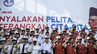 Sejumlah perwakilan pelajar dari berbagai sekolah dan pegawai mengikuti upacara peringatan Hari Pendidikan Nasional 2016 di halaman Kemendikbud, Jakarta, Senin (2/5).  (Liputan6.com/Faizal Fanani)