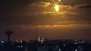 <p>Rudal Iron Dome Israel mencegat rudal masuk dari Jalur Gaza di Palestina (21/4/2022). Militan Palestina menembakkan roket dari Gaza ke Israel, yang ditanggapi dengan serangan udara dalam eskalasi terbesar sejak Perang 11 hari tahun lalu. (AFP/SAID KHATIB)</p>
