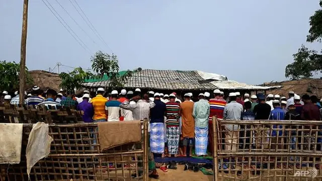 Salat Idul Fitri di kamp pengungsi Rohingya di Bangladesh (16/6) (AFP PHOTO)