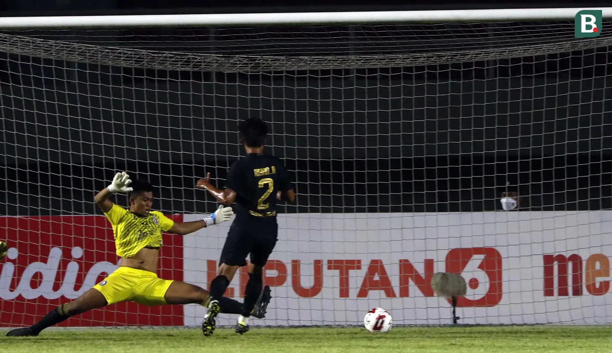 Bek PSIS Semarang, Riyan Ardiansyah (kanan) menendang bola ke gawang Arema FC yang membuahkan gol dalam laga matchday ke-3 Grup A Piala Menpora 2021 di Stadion Manahan, Solo, Selasa (30/3/2021). PSIS menang 3-2 atas Arema FC. (Bola.com/Ikhwan Yanuar)