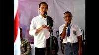 Ada kejadian menarik saat Jokowi menyerahkan Kartu Indonesia Pintar (KIP) kepada 1.148 siswa di  SMKN 3 Kota Kupang. (Doc: Facebook.com/Jokowi)