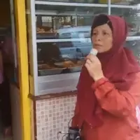 Penampilan emak-emak yang satu ini mungkin biasa saja, tapi coba deh dengar suaranya saat menyanyi lagu Shania Twain. (Foto: Screenshot Faceebook/Smart Is On)