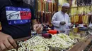 Pedagang saat membuat tasbih untuk dijual selama bulan suci Ramadan di sebuah pasar di Kota Kuwait (25/5/2019). Umat Muslim di seluruh dunia tengah melaksanakan puasa dimana mereka tidak makan, minum mulai dari matahari terbit hingga terbenam. (AFP Photo/Yasser Al-Zayyat)