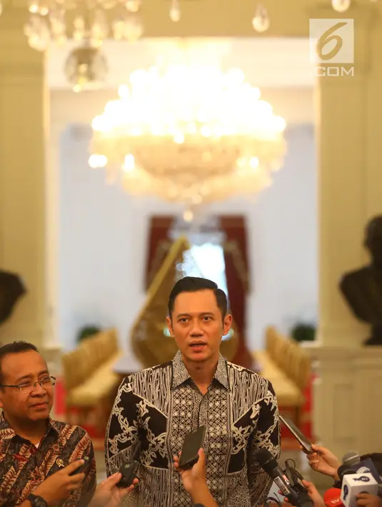 Ketua Kogasma Partai Demokrat Agus Harimurti Yudhoyono atau AHY memberi keterangan usai bertemu dengan Presiden Joko Widodo atau Jokowi di Istana Merdeka, Jakarta, Kamis (2/5/2019). AHY dan Jokowi menggelar pertemuan empat mata. (Liputan6.com/Angga Yuniar)