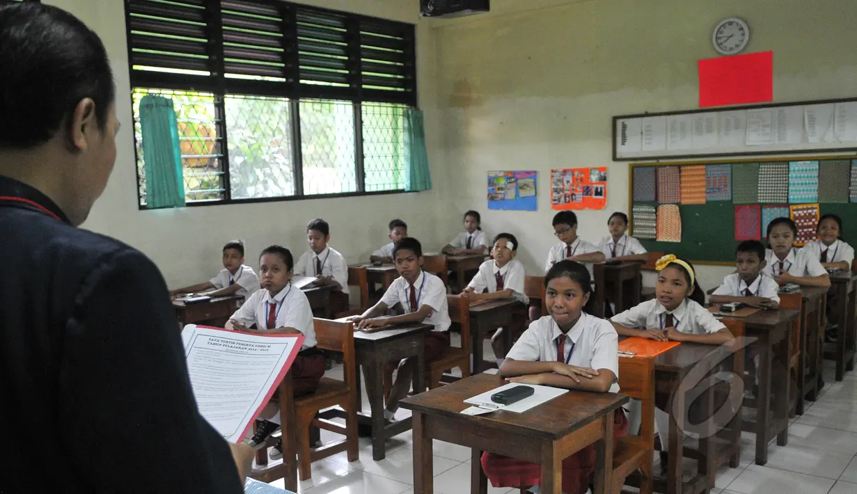 Sejumlah murid SDN 04 Jakarta, bersiap mengikuti Ujian Nasional (UN), Senin (18/5/2015). Sebanyak 153.266 peserta didik SD/MI dan sederajat di Jakarta mengikuti UN yang digelar 18-20 Mei. (Liputan6.com/Herman Zakharia)