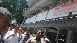 Saat tiba di SMP Negeri 277 Jakarta Utara, Jokowi disambut teriakan histeris para siswa, (23/9/14). (Liputan6.com/Herman Zakharia)