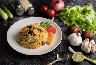 Memasak menu yang praktis untuk seperti nasi goreng low oil dapat menjaga kesehatan tubuh. (Foto/dok: Freepik/jcomp)