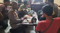 Polisi saat memeriksa pengedar obat keras dan menghitung jumlahnya. (Jumat, 01/20/2021). (Dokumentasi Polsek Serang).