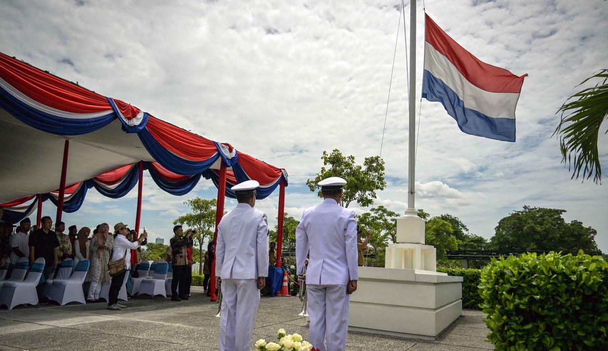 Pertempuran yang terjadi 84 tahun silam ini merupakan salah satu konfrontasi laut terbesar di Asia Tenggara selama Perang Dunia II, yang menandai awal runtuhnya kekuasaan Sekutu di Hindia Belanda. Tampak dala foto, para hadirin memberikan penghormatan kepada para prajurit Belanda yang gugur selama upacara peringatan 84 tahun Pertempuran Laut Jawa di pemakaman perang Belanda Ereveld di Surabaya, Jawa Timur, pada Jumat 27 Februari 2026. (JUNI KRISWANTO/AFP)