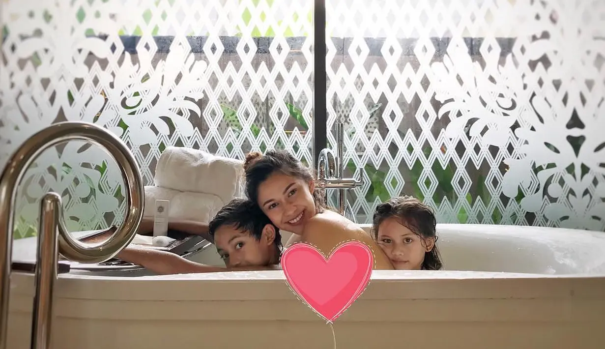 Akan tetapi baru-baru ini Nana menjadi sorotan publik setelah ia mengunggah foto saat di kamar mandi bersama buah hatinya, Jason dan Sarah. (Foto: instagram.com/nanamirdad_)