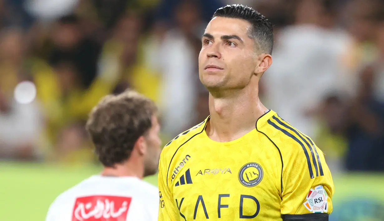 Dua gol Ronaldo dicetak pada menit ke-56 melalui tendangan penalti dan menit ke-73. Hal ini membuat dirinya kini mengoleksi 967 gol sepanjang kariernya sebagai pesepak bola. (AFP/Fayez Nureldine)