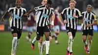 Penyerang Newcastle United, Alexander Isak (depan tengah) berselebrasi setelah mencetak gol ke gawang West Ham United pada pertandingan lanjutan Liga Inggris di Stadion London, di London, Kamis, 6 April 2023. (AFP/Justin Tallis)