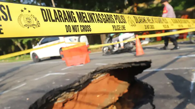 Amblas, Lubang Besar Menganga di Jalan Raya Lenteng Agung Jakarta Selatan
