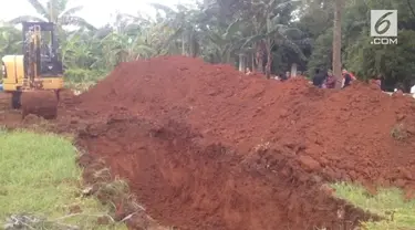 Pemakaman korban kecelakaan tanjakan emen dilakukan di taman makam Legoso, Tangerang Selatan.